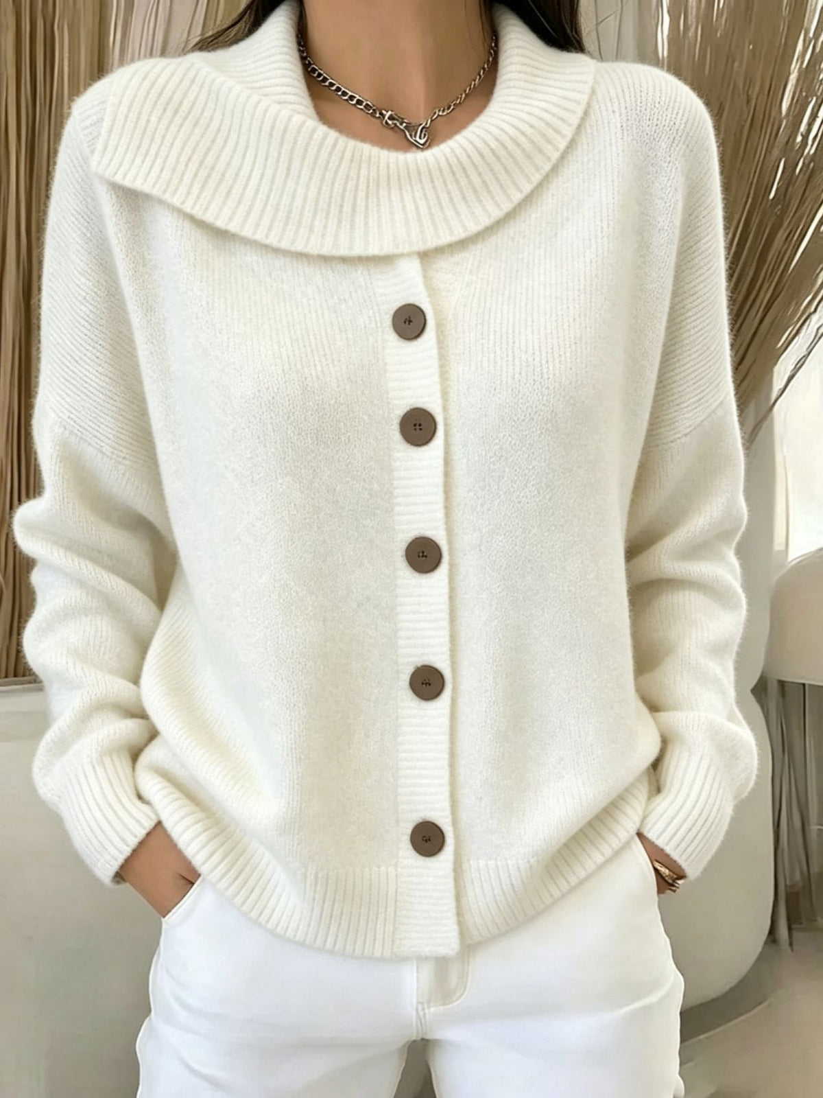 Strickjacke mit Knopfleiste & Revers-Kragen in Weiß