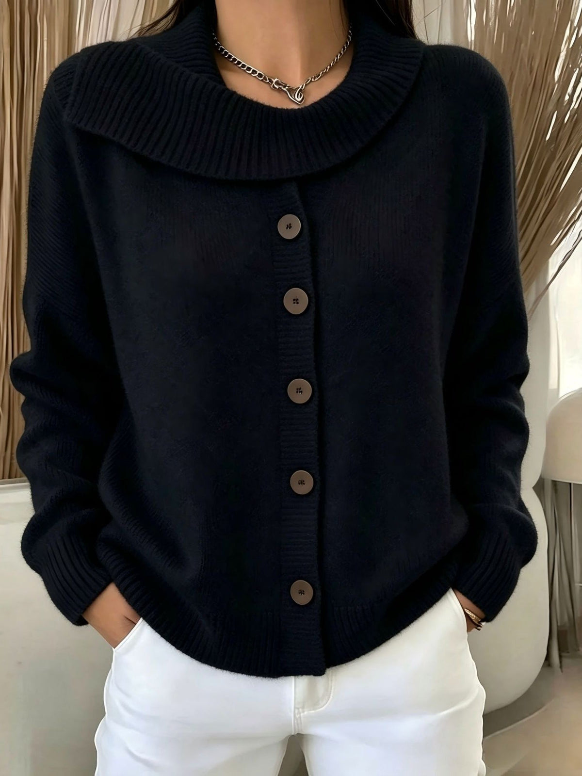 Strickjacke mit Knopfleiste & Revers-Kragen in Schwarz