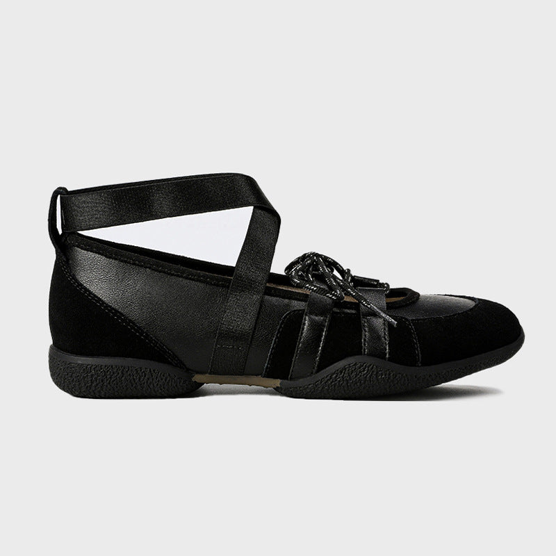 Mary Jane Ballerinas mit Kreuzriemen in Schwarz