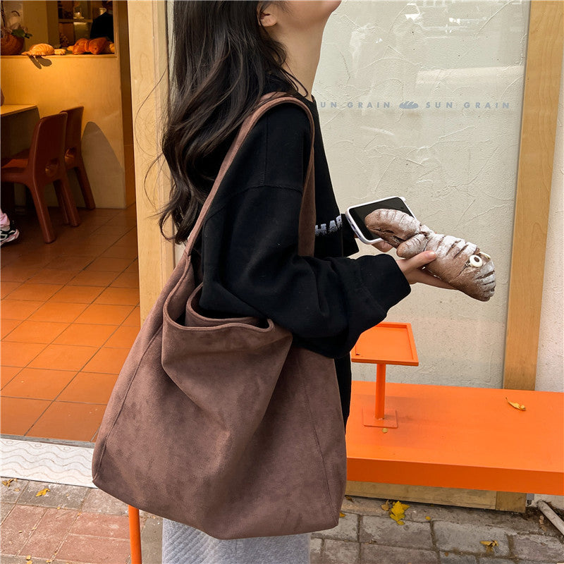 Großer Wildleder-Optik Shopper mit Magnetverschluss & Innentaschen – Ansicht 2