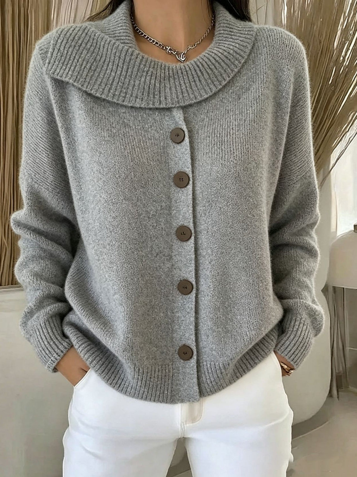 Strickjacke mit Knopfleiste & Revers-Kragen in Grau