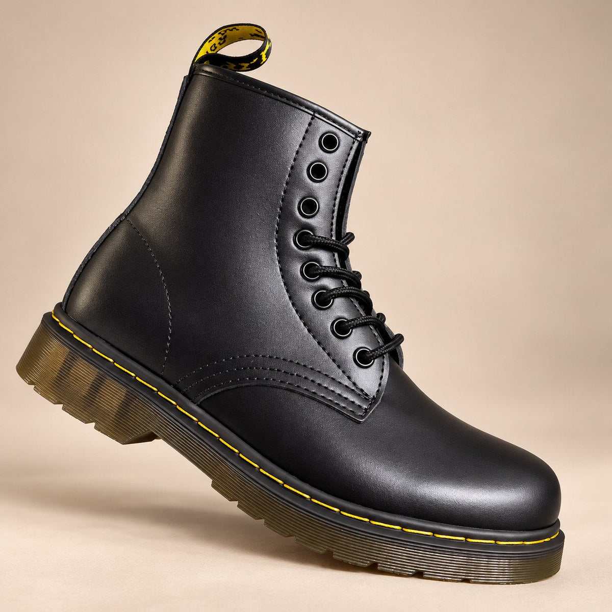 Seitenansicht der schwarzen Unisex Schnürboots mit Gummisohle
