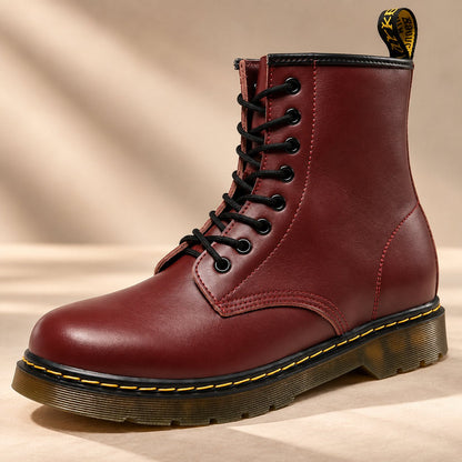 Burgunderrote Unisex Schnürboots – Studioaufnahme