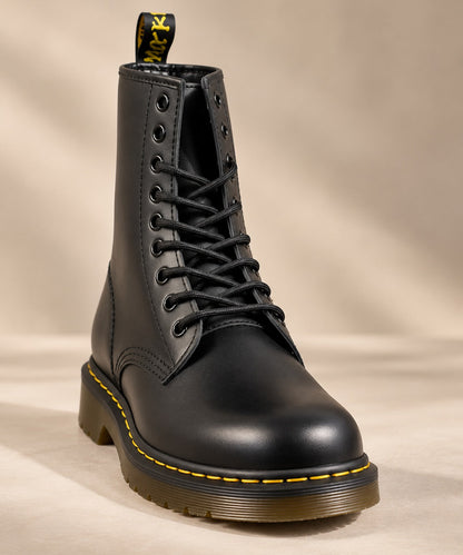 Vorderansicht der schwarzen Schnürboots aus Echtleder