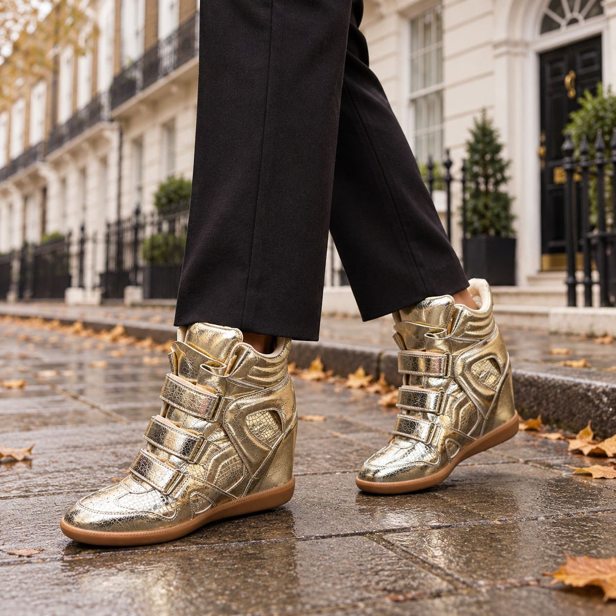 Damen Sneakers mit verstecktem Keilabsatz in Gold