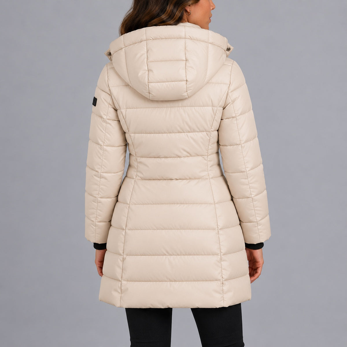 Langer Damen-Steppmantel mit Kapuze und warmer Wattierung — Ansicht 4